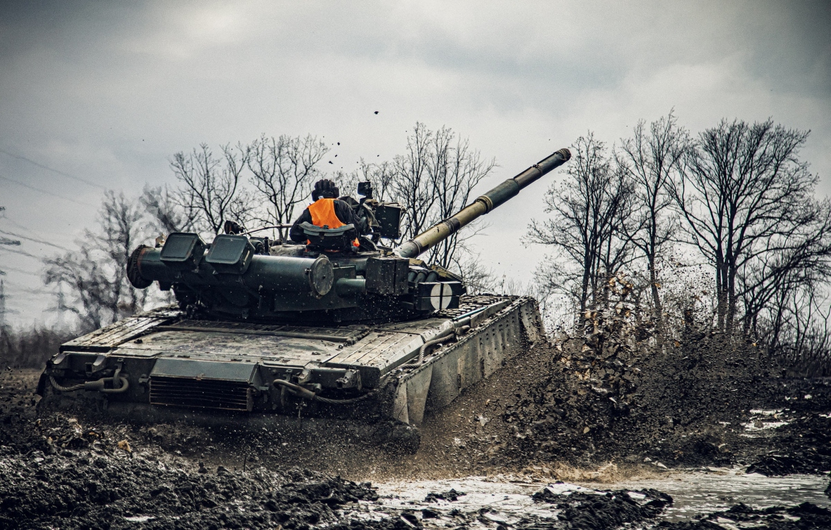 Quân nhân Ukraine lái xe tăng. Ảnh: Reuters