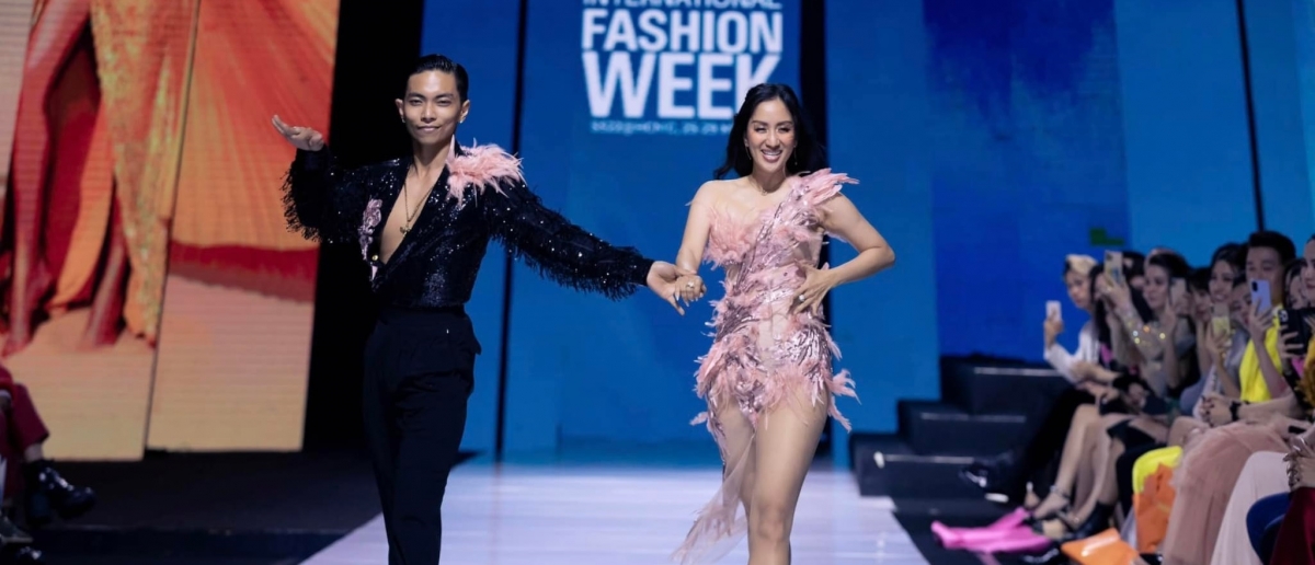 Khánh Thi - Phan Hiển tình tứ trên sàn catwalk sau thông báo kết hôn