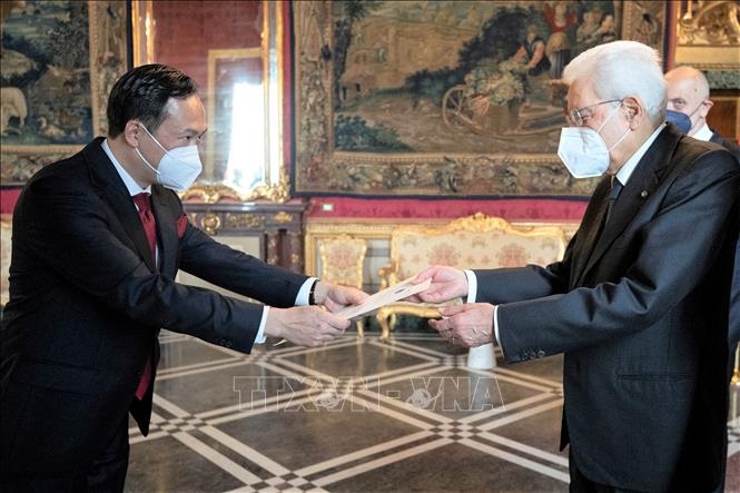 Ambassador Duong Hai Hung (L) presents the credentials to President Sergio Mattarella in Rome. (Photo: VNA)