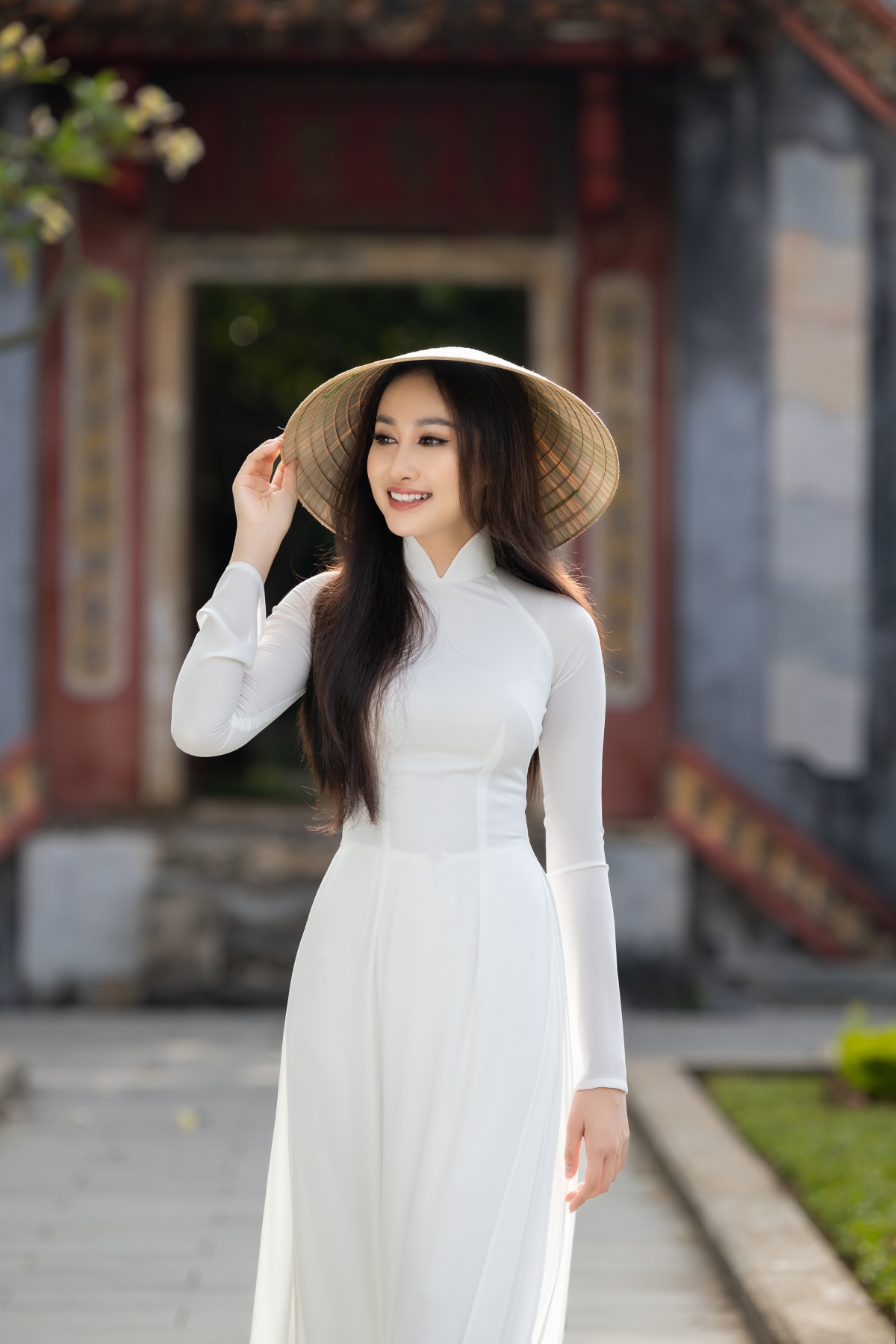 Doan hong trang khoe nhan sac thuan viet, duyen dang voi ao dai lua ve o hoi an hinh anh 7