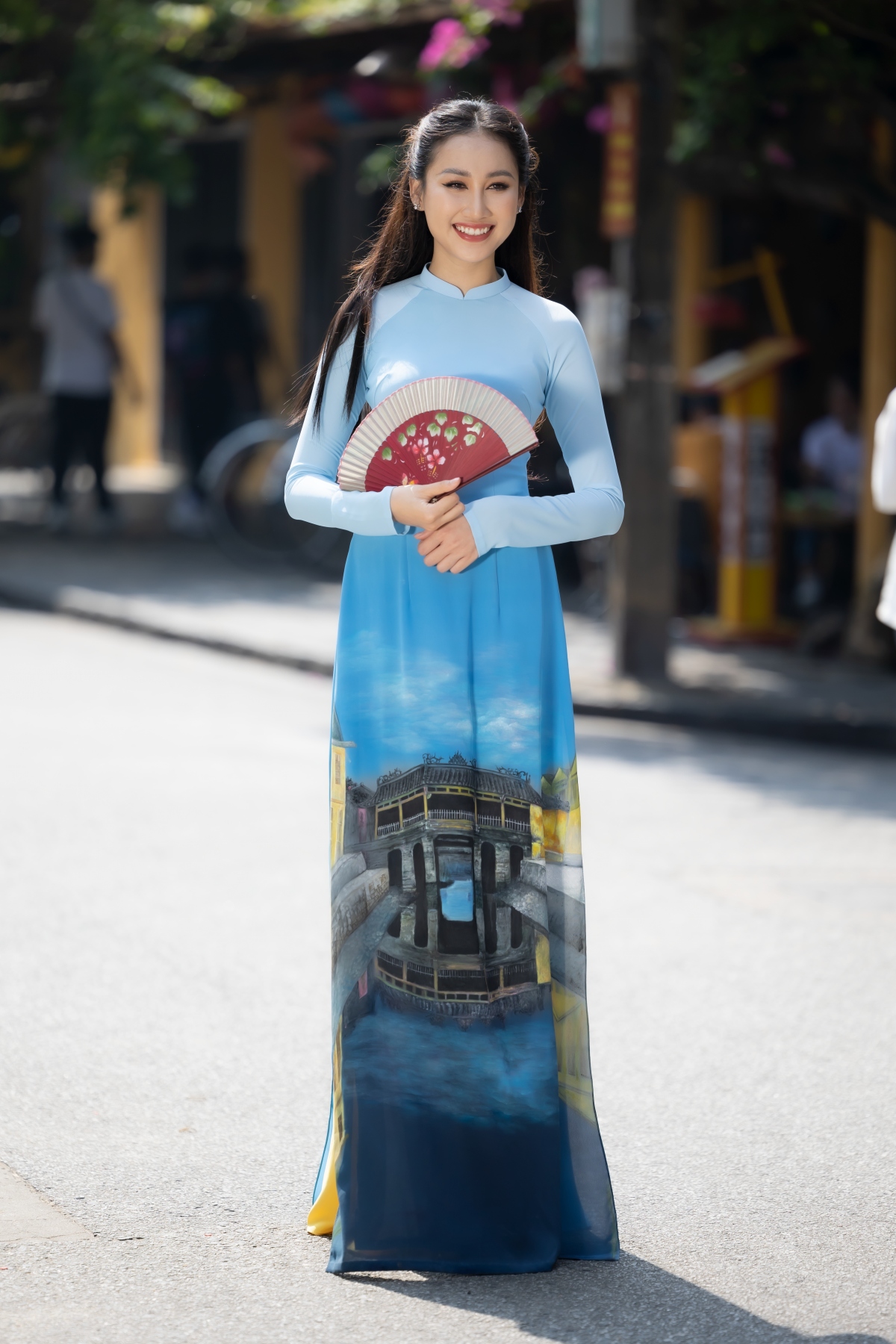 Doan hong trang khoe nhan sac thuan viet, duyen dang voi ao dai lua ve o hoi an hinh anh 6