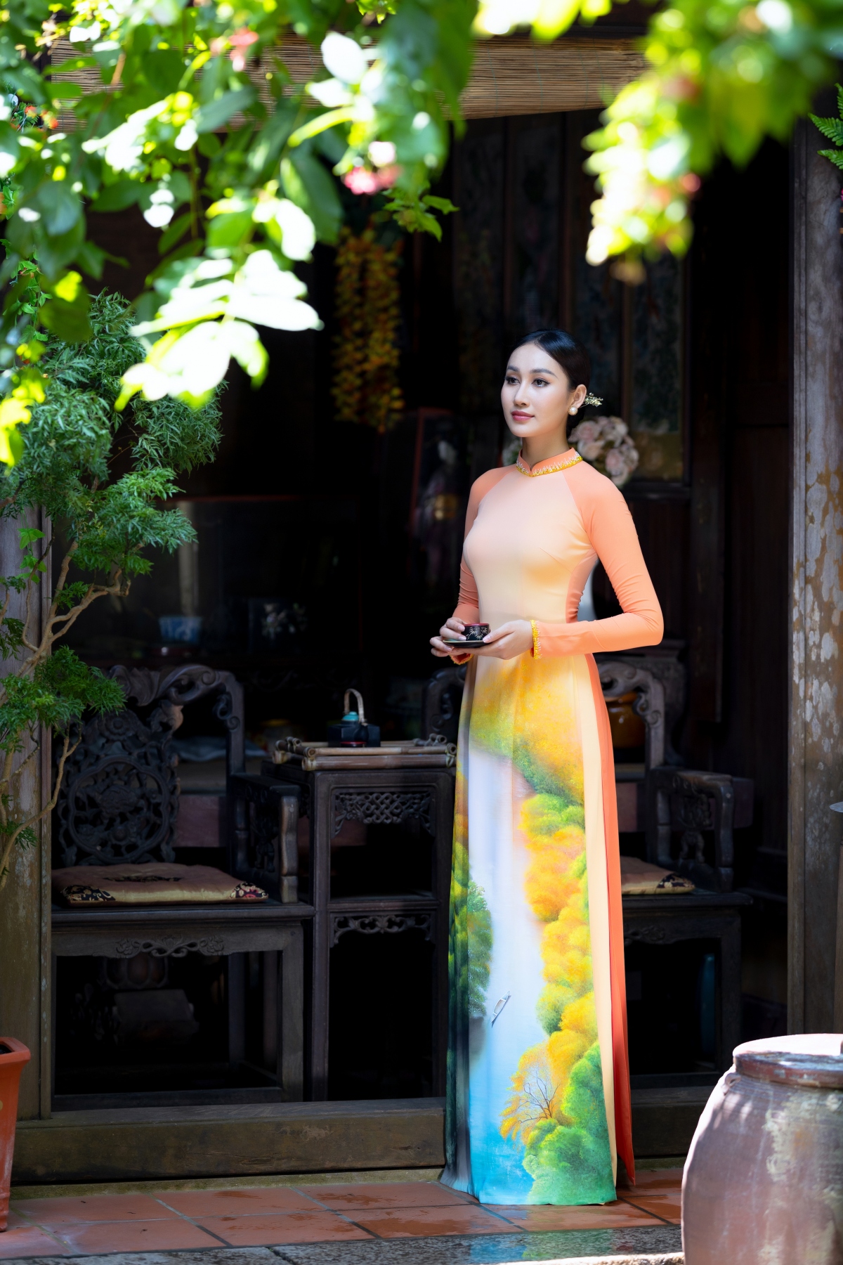 Doan hong trang khoe nhan sac thuan viet, duyen dang voi ao dai lua ve o hoi an hinh anh 5