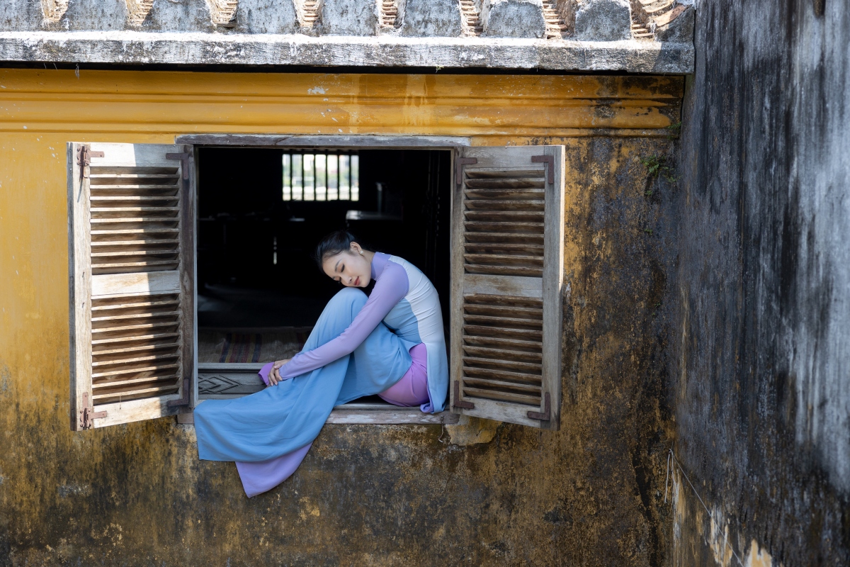 Doan hong trang khoe nhan sac thuan viet, duyen dang voi ao dai lua ve o hoi an hinh anh 1