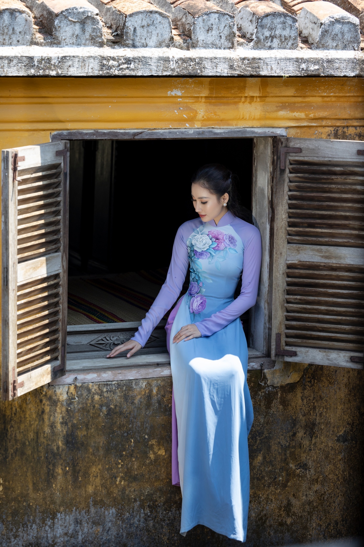 Doan hong trang khoe nhan sac thuan viet, duyen dang voi ao dai lua ve o hoi an hinh anh 2