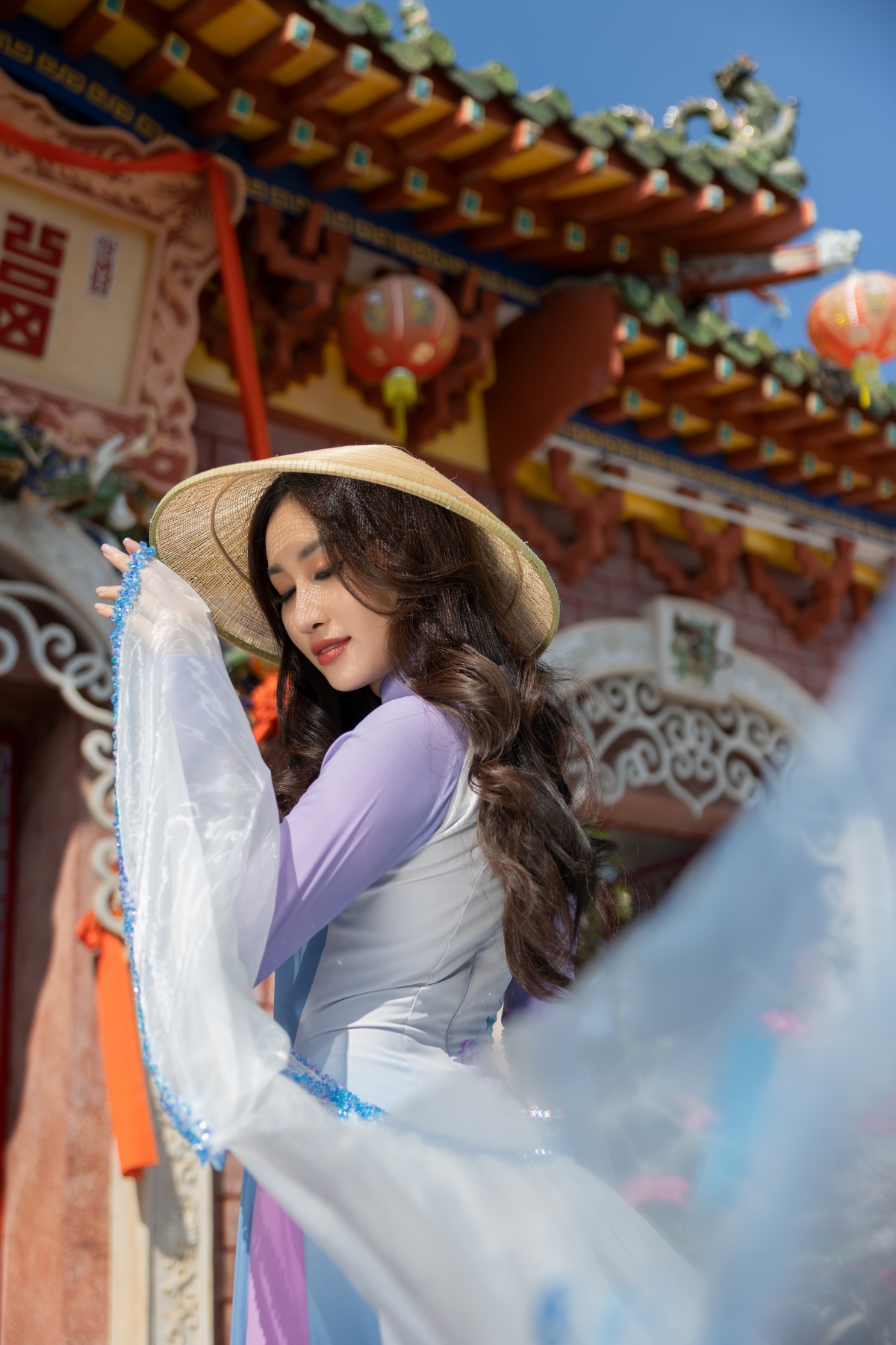 Doan hong trang khoe nhan sac thuan viet, duyen dang voi ao dai lua ve o hoi an hinh anh 4