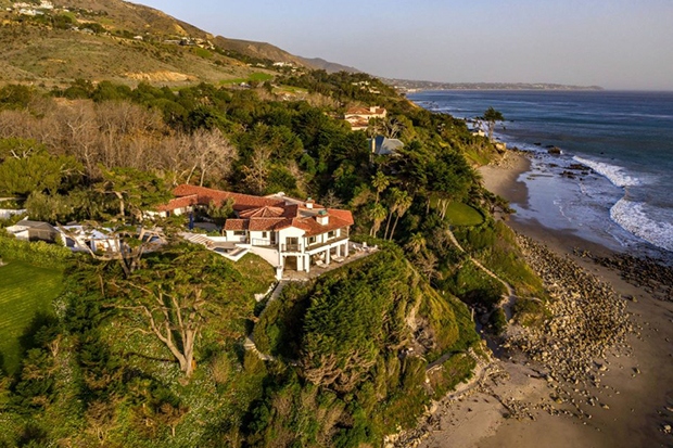 Dinh thự xa hoa bên bờ biển Cindy Crawford từng ở được bán với giá 99,5 triệu USD - Ảnh 1.
