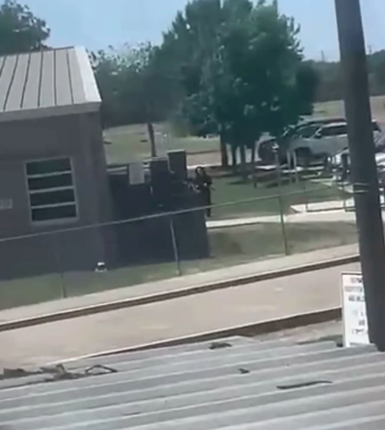 Hình ảnh trích xuất từ video cho thấy kẻ xả súng Salvador Ramos đang ở trường tiểu học Robb.