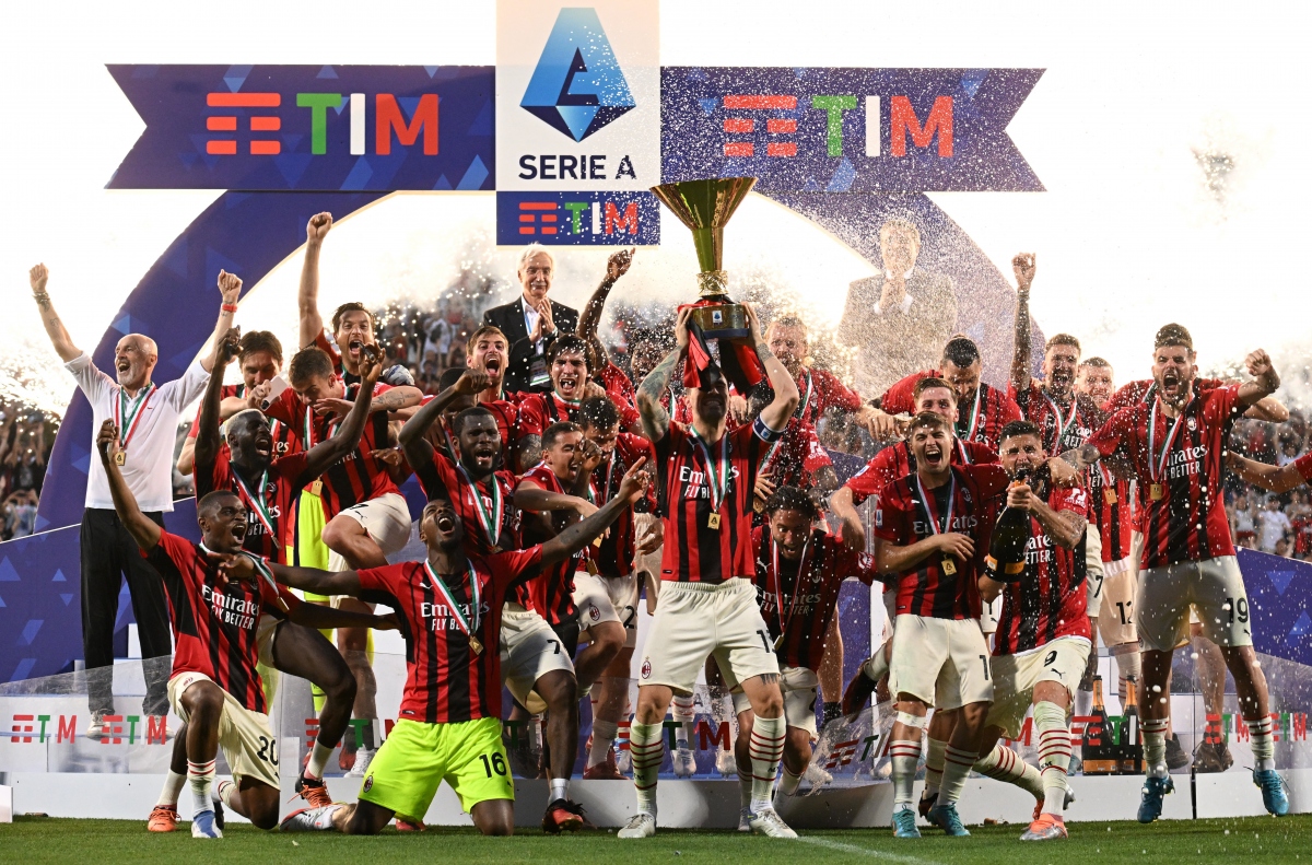 cac cau thu ac milan an mung cuong nhiet khi vo dich serie a lan dau sau 11 nam hinh anh 7