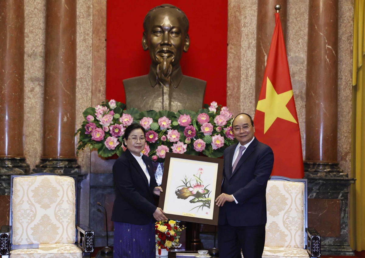 &nbsp;Chủ tịch nước Nguyễn Xu&acirc;n Ph&uacute;c v&agrave; b&agrave; Viengthong Siphandon, B&iacute; thư Trung ương Đảng Nh&acirc;n d&acirc;n C&aacute;ch mạng L&agrave;o, Ch&aacute;nh &aacute;n T&ograve;a &aacute;n nh&acirc;n d&acirc;n tối cao L&agrave;o&nbsp;