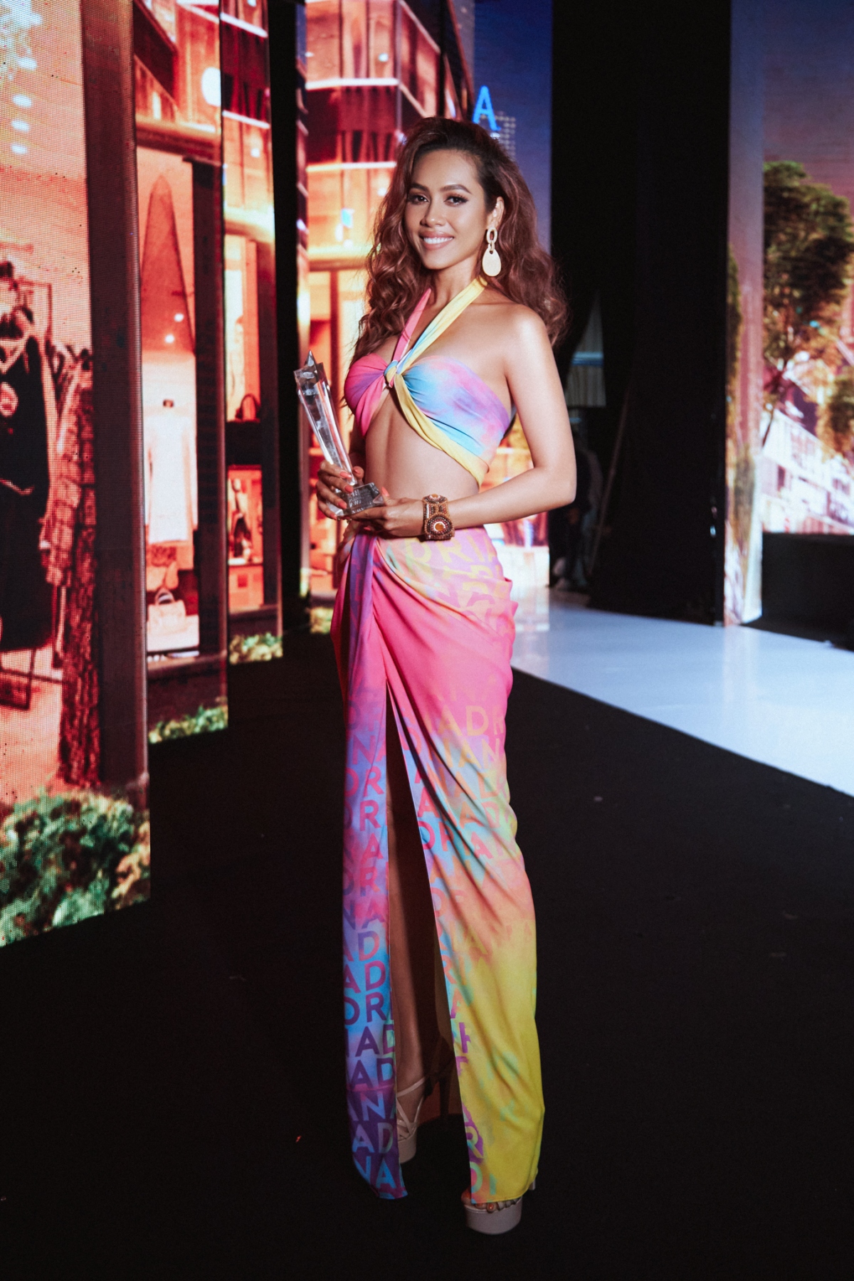 A hau hoang my dep rang ngoi, duoc vinh danh best dress of night hinh anh 4