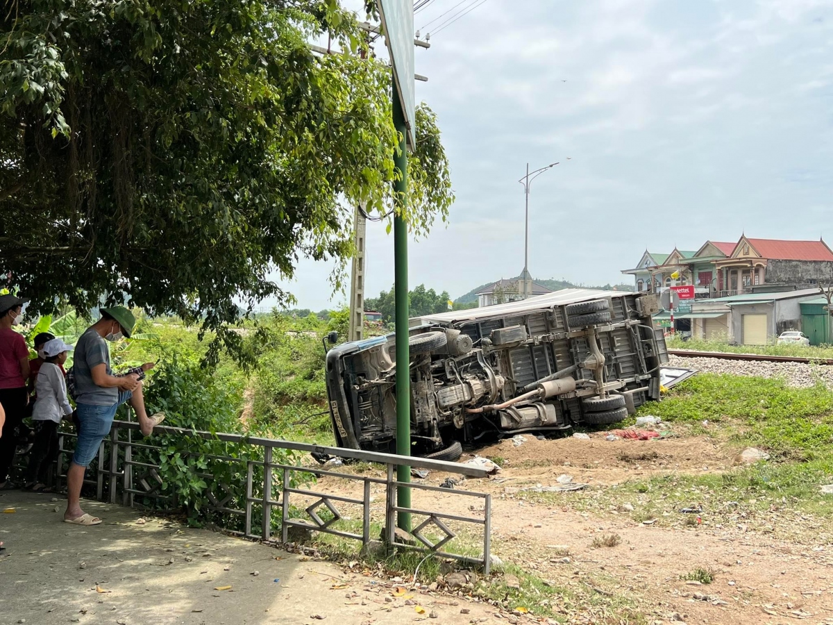 tàu hỏa tông bay xe tải, 1 người tử vong tại chỗ hình ảnh 2 tau hoa tong bay xe tai, 1 nguoi tu vong tai cho hinh anh 2