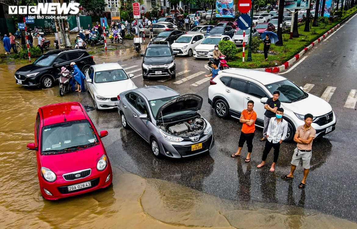 Duong gom Dai lo thang long ngap sau gan 1m, xe co chet may la liet hinh anh 3