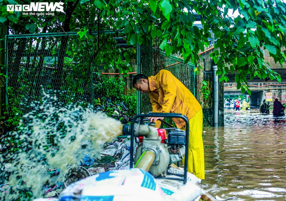 Duong gom Dai lo thang long ngap sau gan 1m, xe co chet may la liet hinh anh 4