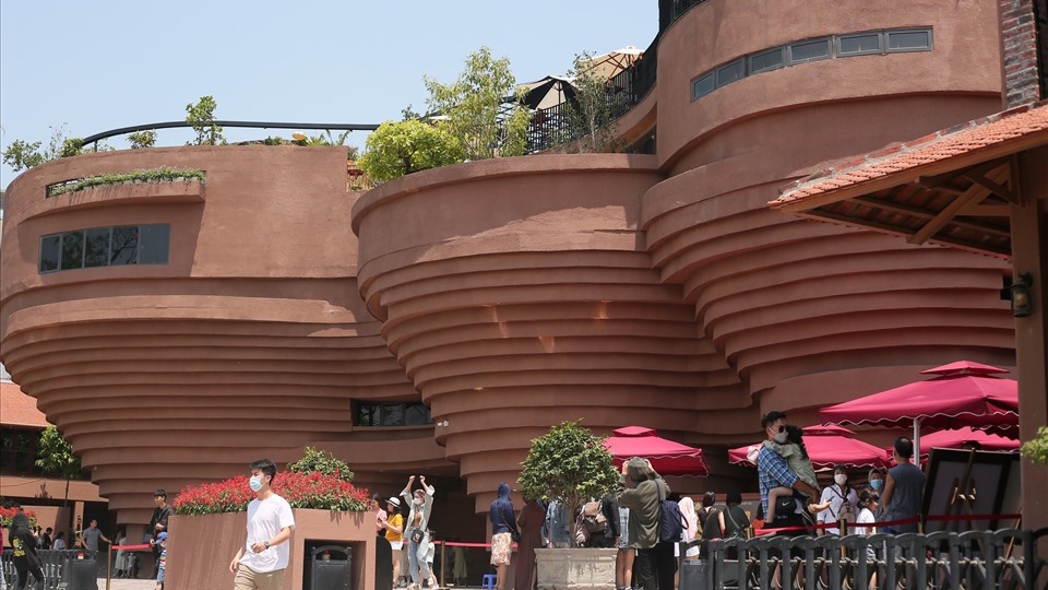 Unique ceramics museum in Hanoi attracts visitors