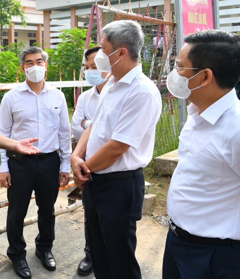 Ông Trần Thanh Thảo (bìa trái) tiếp đoàn kiểm tra công tác phòng chống dịch của Bộ Y tế.