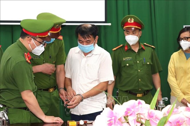 Cơ quan Cảnh sát Điều tra - Công an tỉnh Hà Giang thi hành quyết định bắt tạm giam 4 tháng đối với bị can Nguyễn Trần Tuấn, Giám đốc CDC Hà Giang. (ảnh: TTXVN)
