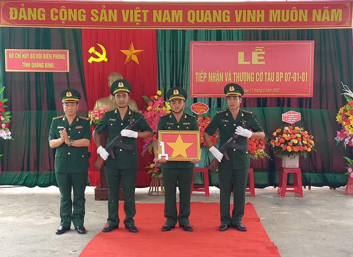 Bộ đội Biên phòng Quảng Bình tiếp nhận và thượng cờ tàu tuần tra ...