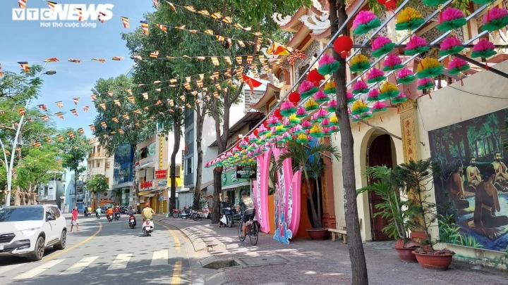 hcm city pagodas well-decorated ahead of lord buddha s 2566th birthday picture 11