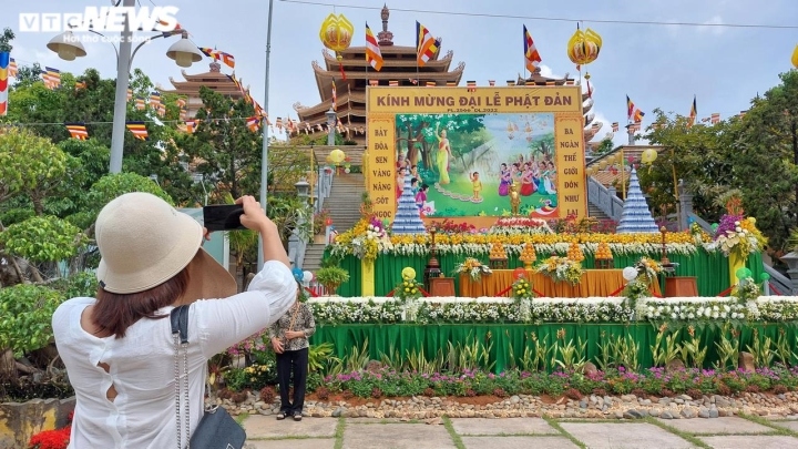hcm city pagodas well-decorated ahead of lord buddha s 2566th birthday picture 7