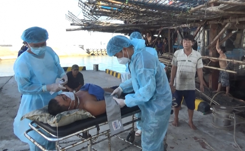 Quân y đảo Song Tử Tây thăm khám sức khỏe ban đầu cho bệnh nhân Nhỏ
