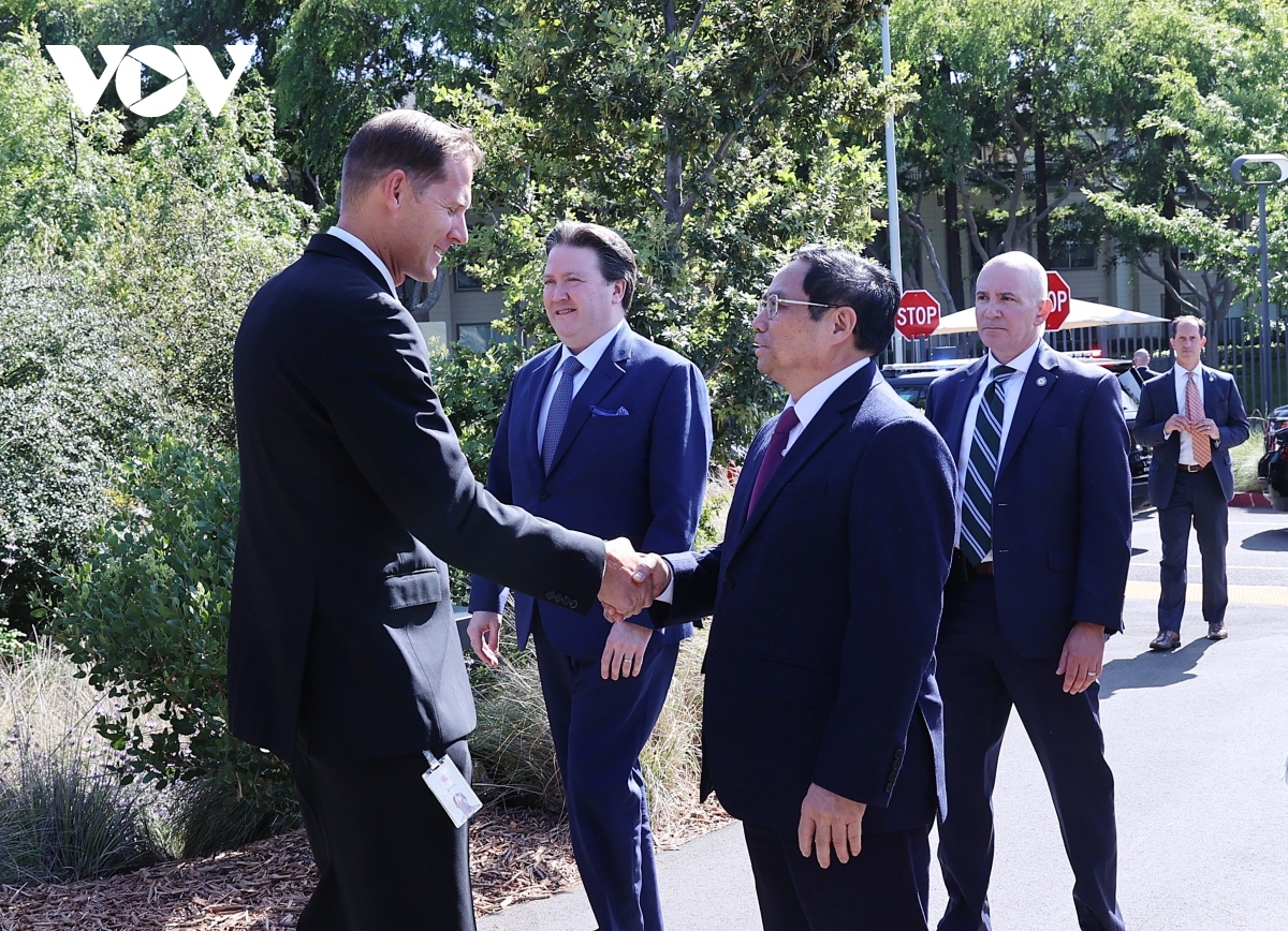 vietnamese government leader visits intel, apple and google picture 2