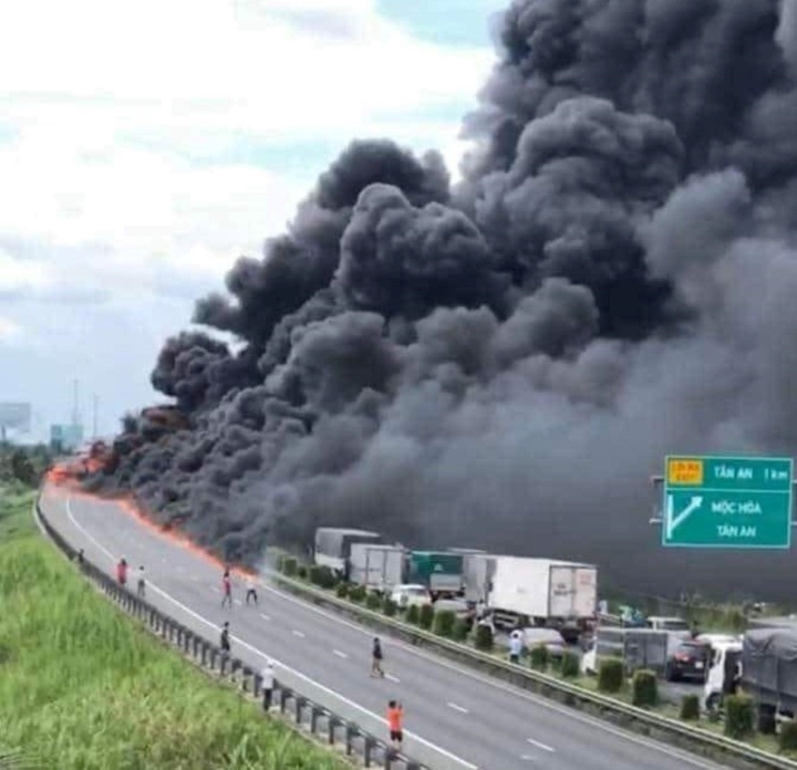 O to cho dau boc chay ngun ngut tren cao toc tp.hcm - trung luong hinh anh 2