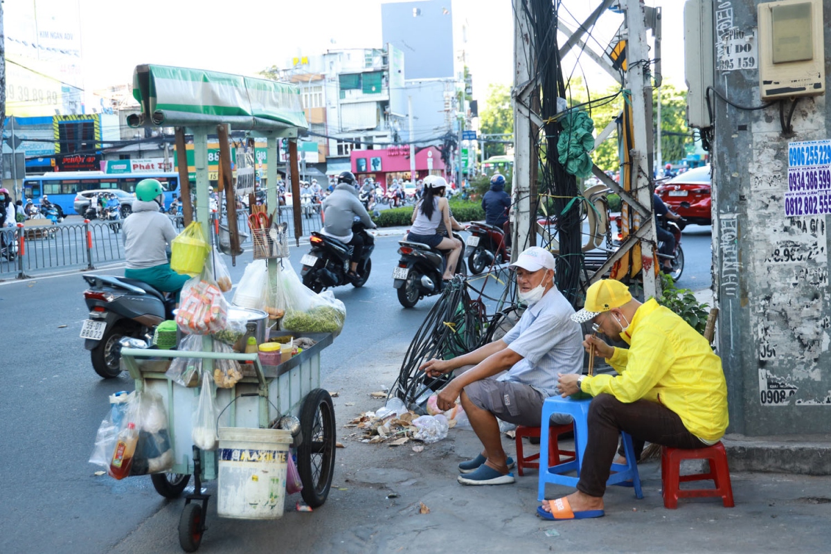 hoan canh vat va cua nguoi dan ong 61 tuoi van ngay dem day xe di ban bun rieu hinh anh 2