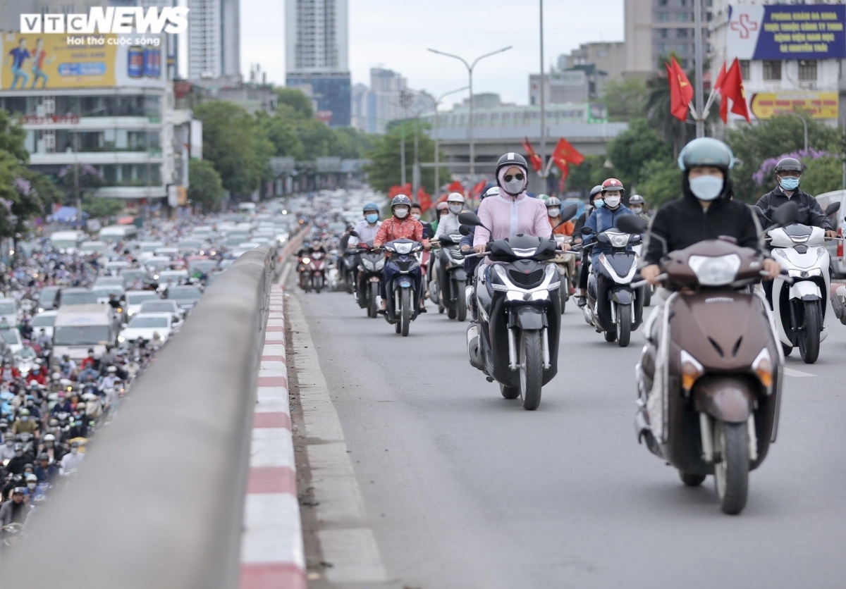 locals bundle up as rare cold spell hits hanoi picture 1