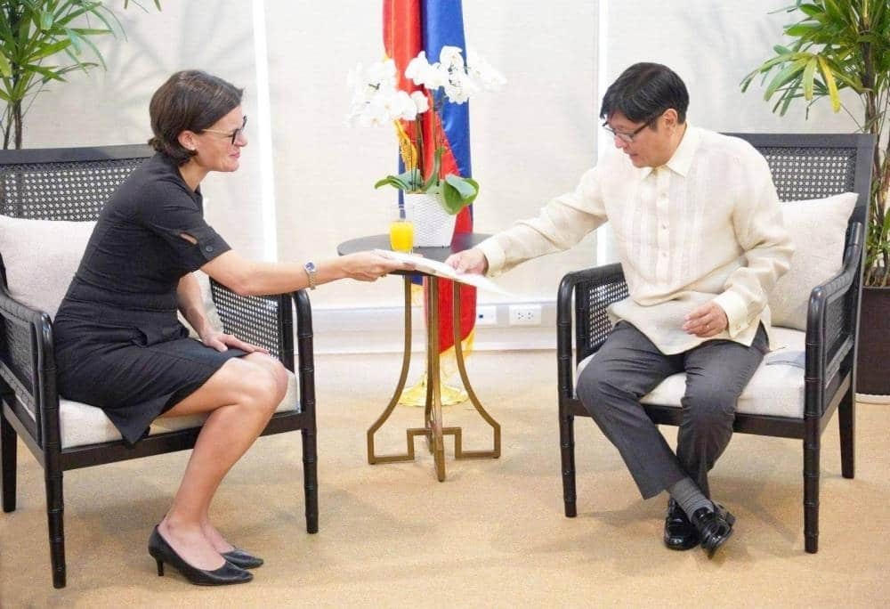 Đại sứ Anh tại Philippines (trái) chào xã giao Tổng thống đắc cử Philippines