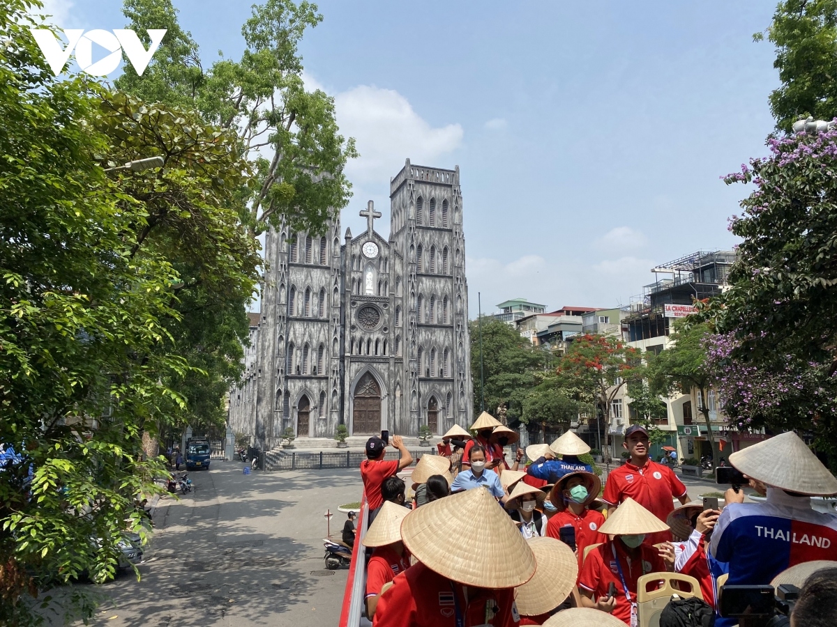 hanoi offers free double-decker tour to thai athletes and coaches picture 2