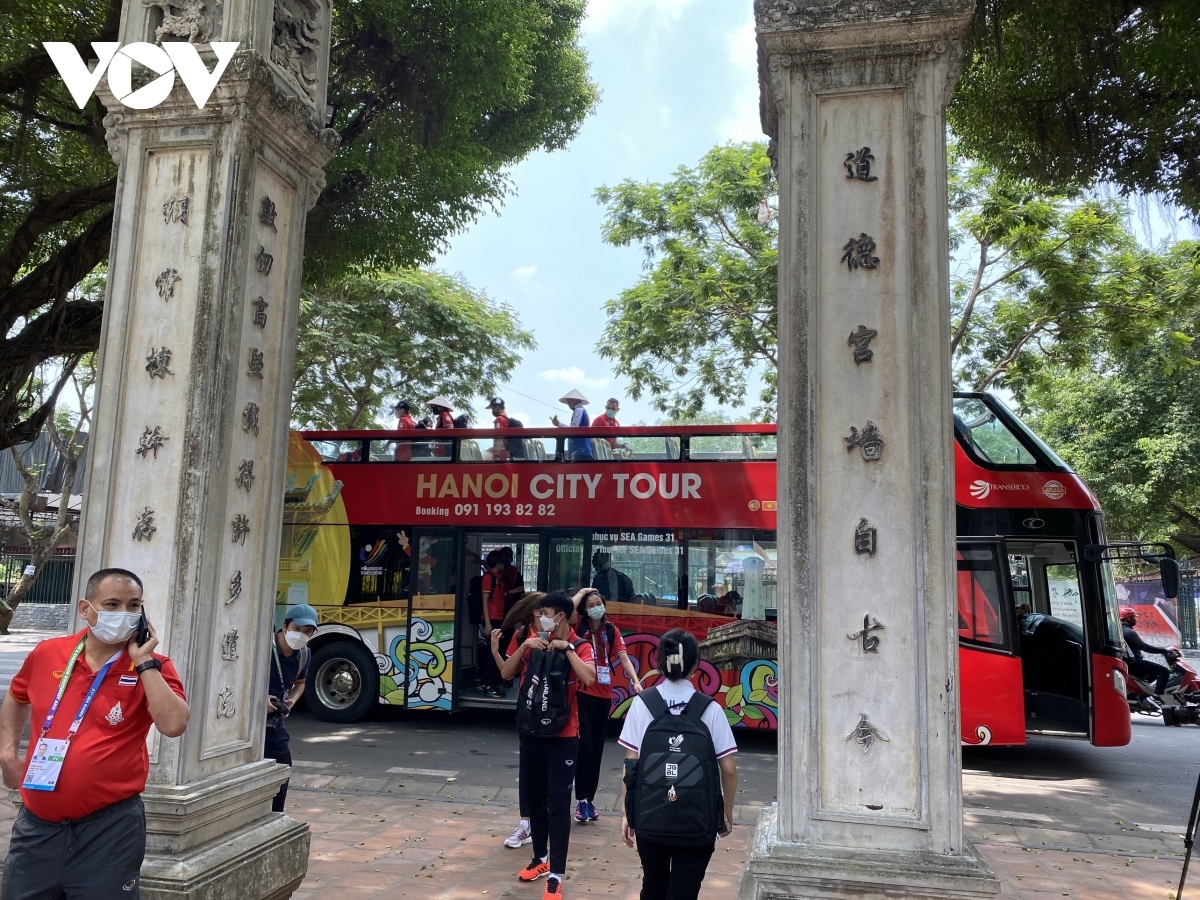 hanoi offers free double-decker tour to thai athletes and coaches picture 1