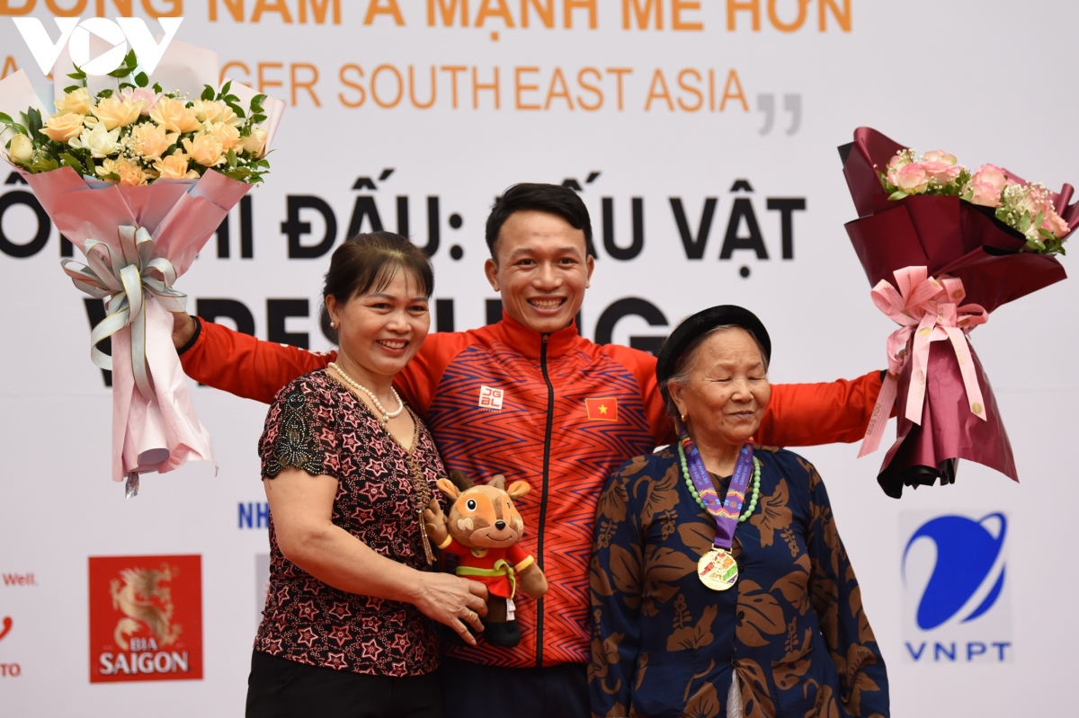Đô vật Nguyễn Xuân Định ăn mừng HCV cùng người thân trong gia đình.