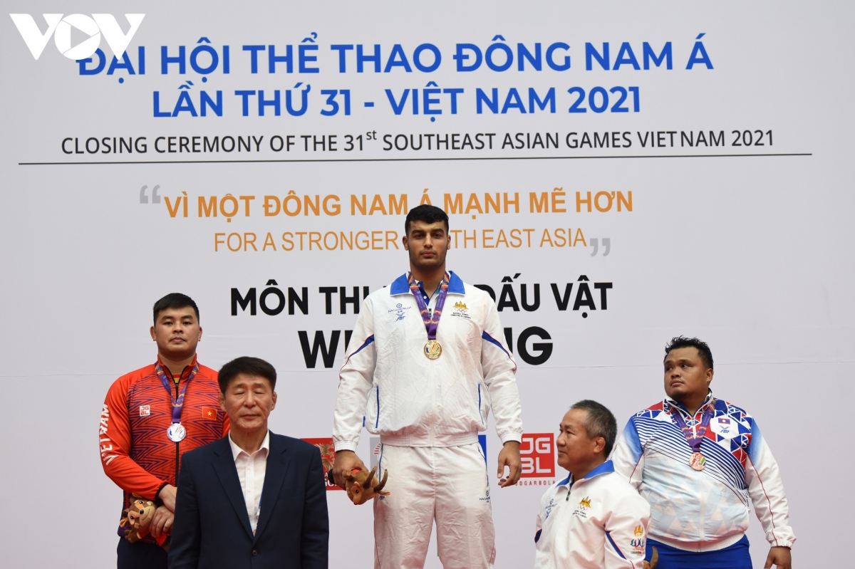 Đô vật duy nhất giành HCB của đội tuyển vật Việt Nam là Ngô Văn Lâm (áo đỏ) ở hạng cân 125kg. Đứng cạnh Ngô Văn Lâm là vận động viên người Campuchia, gốc Iran giành HCV ở hạng cân này. 