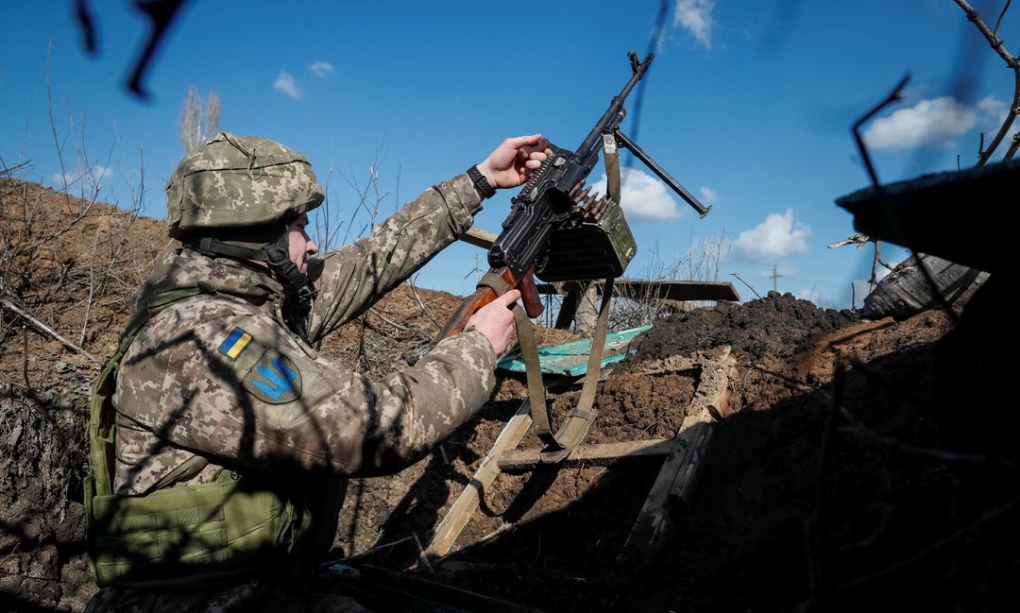 Binh sĩ Ukraine cầm súng máy tại chiến hào ở gần làng Travneve, vùng Donetsk, Ukraine. Ảnh: Reuters