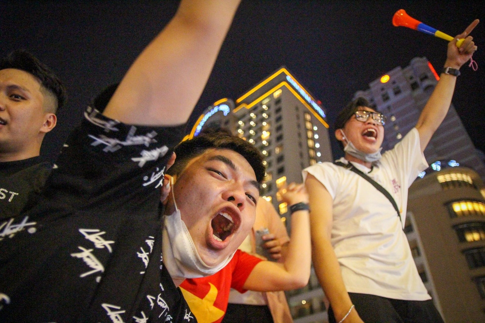 fans wildly excited about vietnam s 1-0 win over thailand to secure gold at sea games picture 12