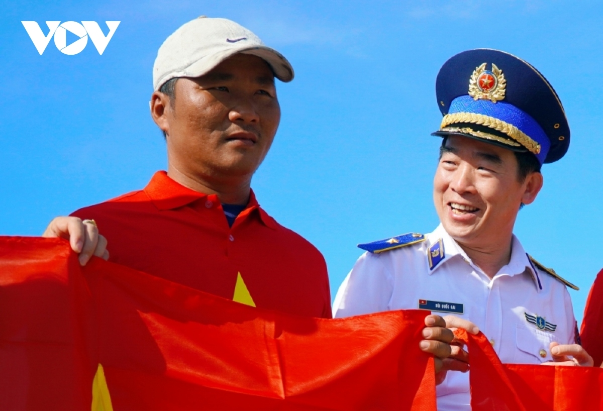 vietnam coast guard offers 5,000 national flags to fishermen picture 3