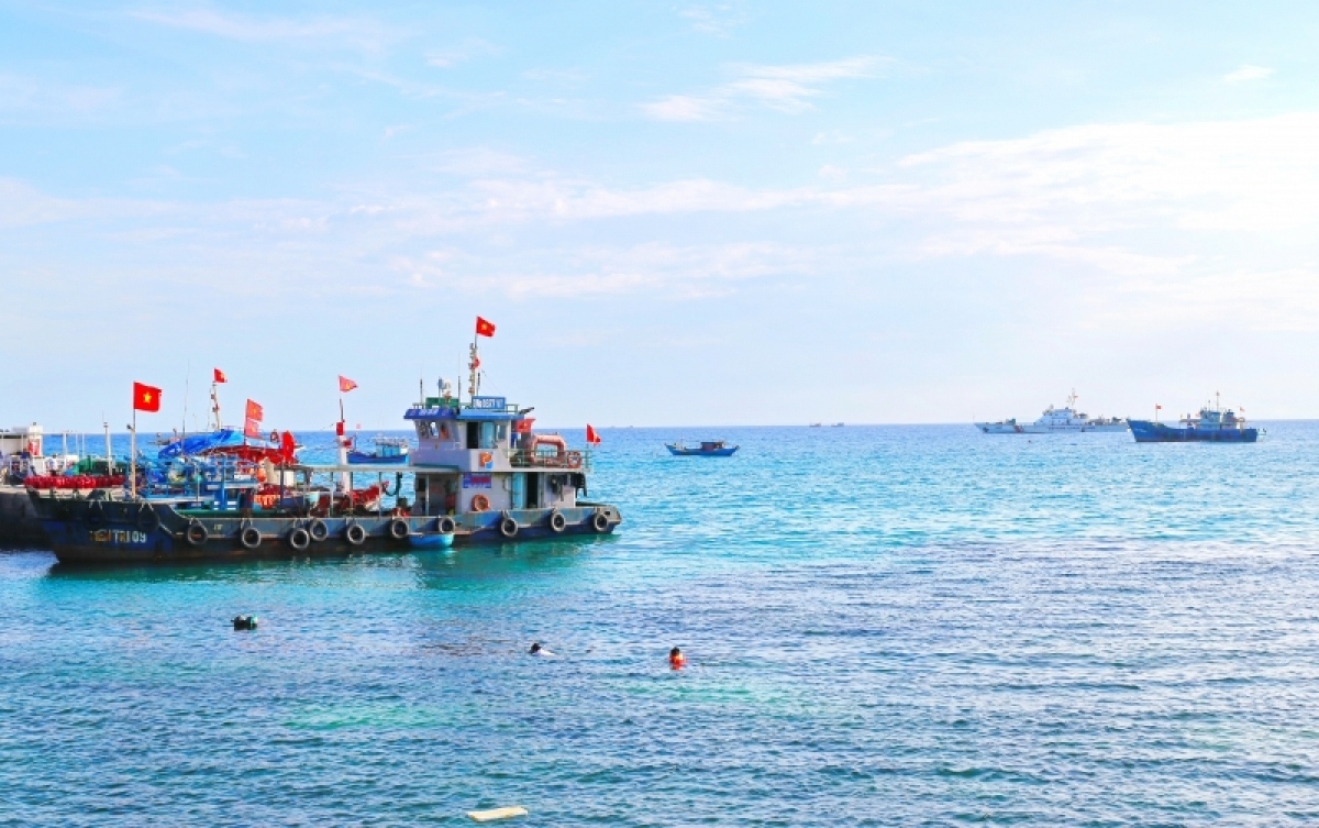 vietnam coast guard offers 5,000 national flags to fishermen picture 6