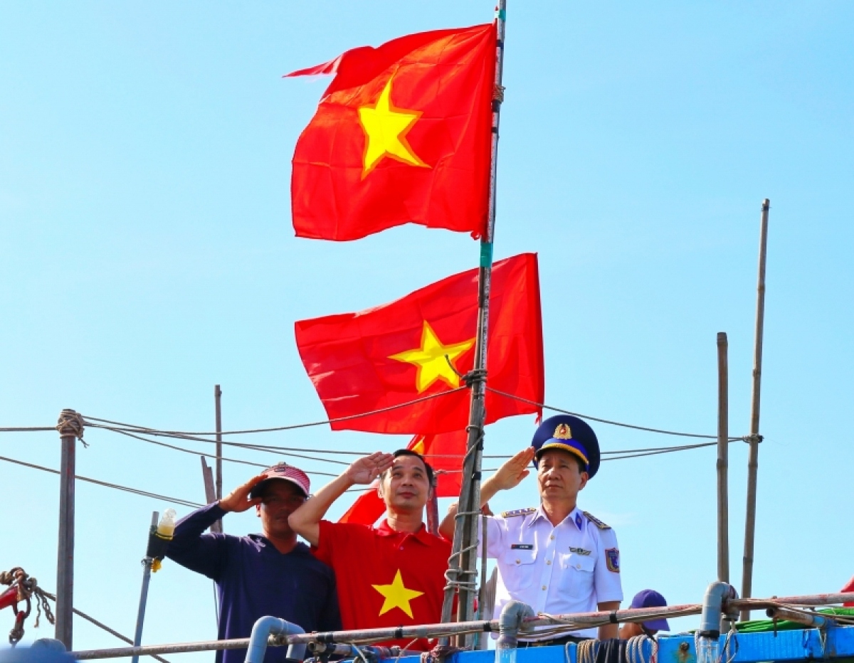 vietnam coast guard offers 5,000 national flags to fishermen picture 7