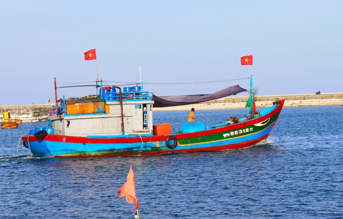 vietnam coast guard offers 5,000 national flags to fishermen picture 9