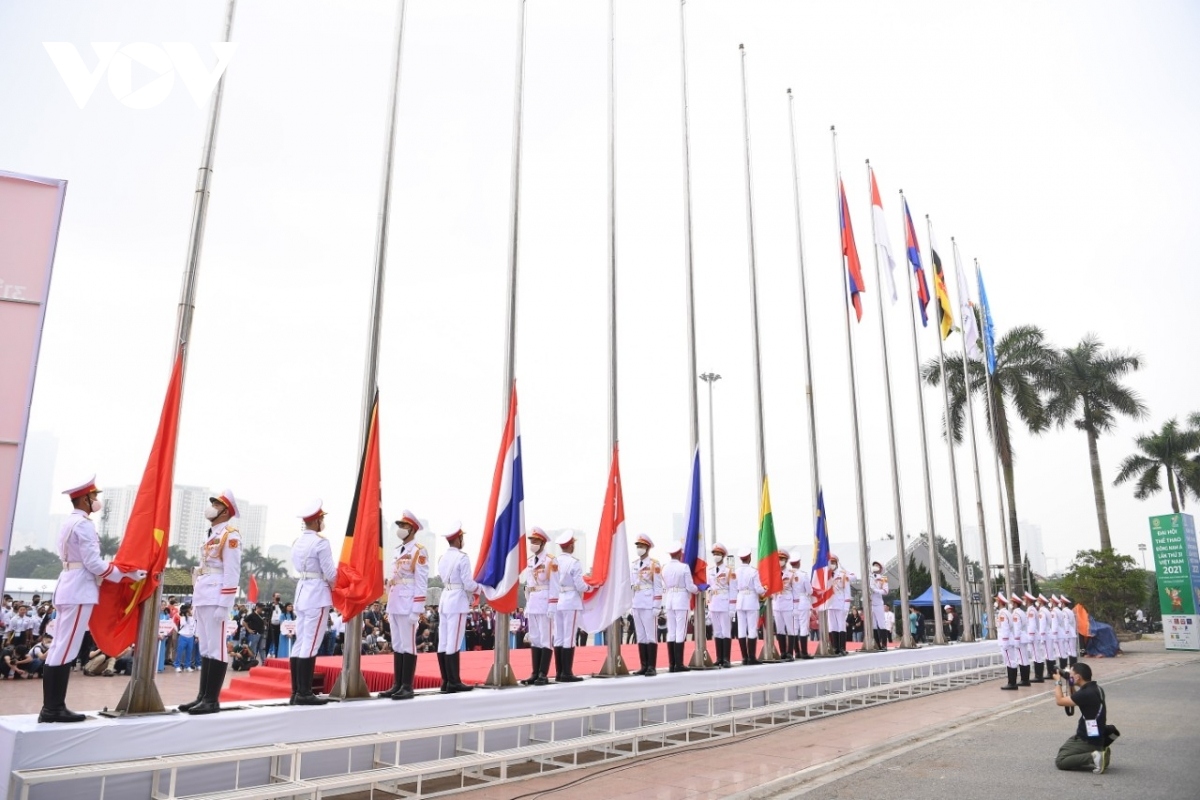 sea games 31 flag-hoisting ceremony solemnly held in hanoi picture 3