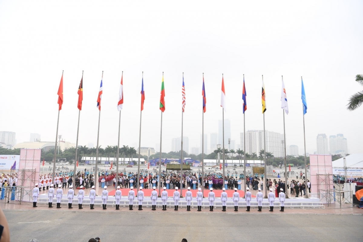 sea games 31 flag-hoisting ceremony solemnly held in hanoi picture 5