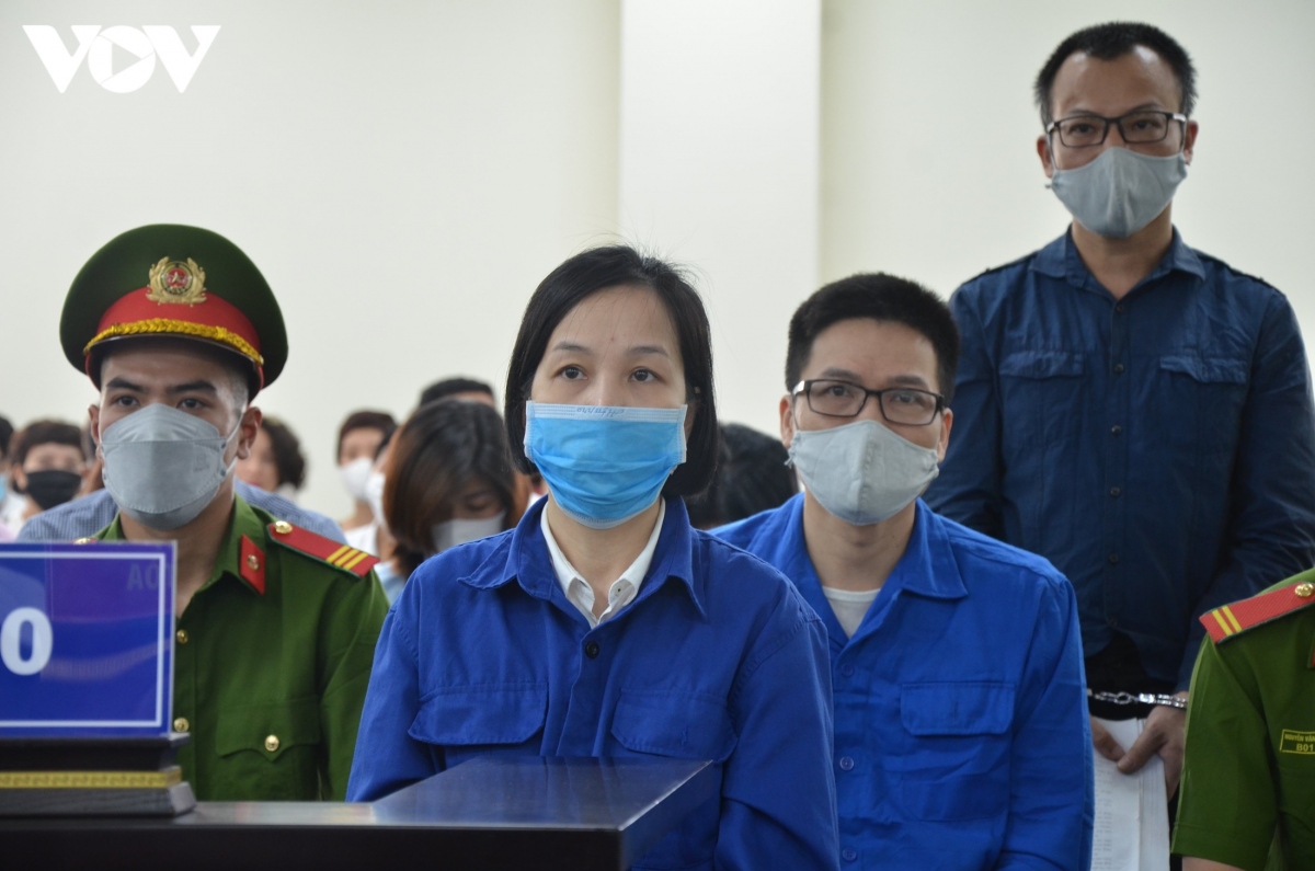 Bị cáo Nguyễn Thị Hà Thành (giữa) cùng nhóm cựu cán bộ ngân hàng hầu tòa ngày 4/5. (Ảnh: Trọng Phú)