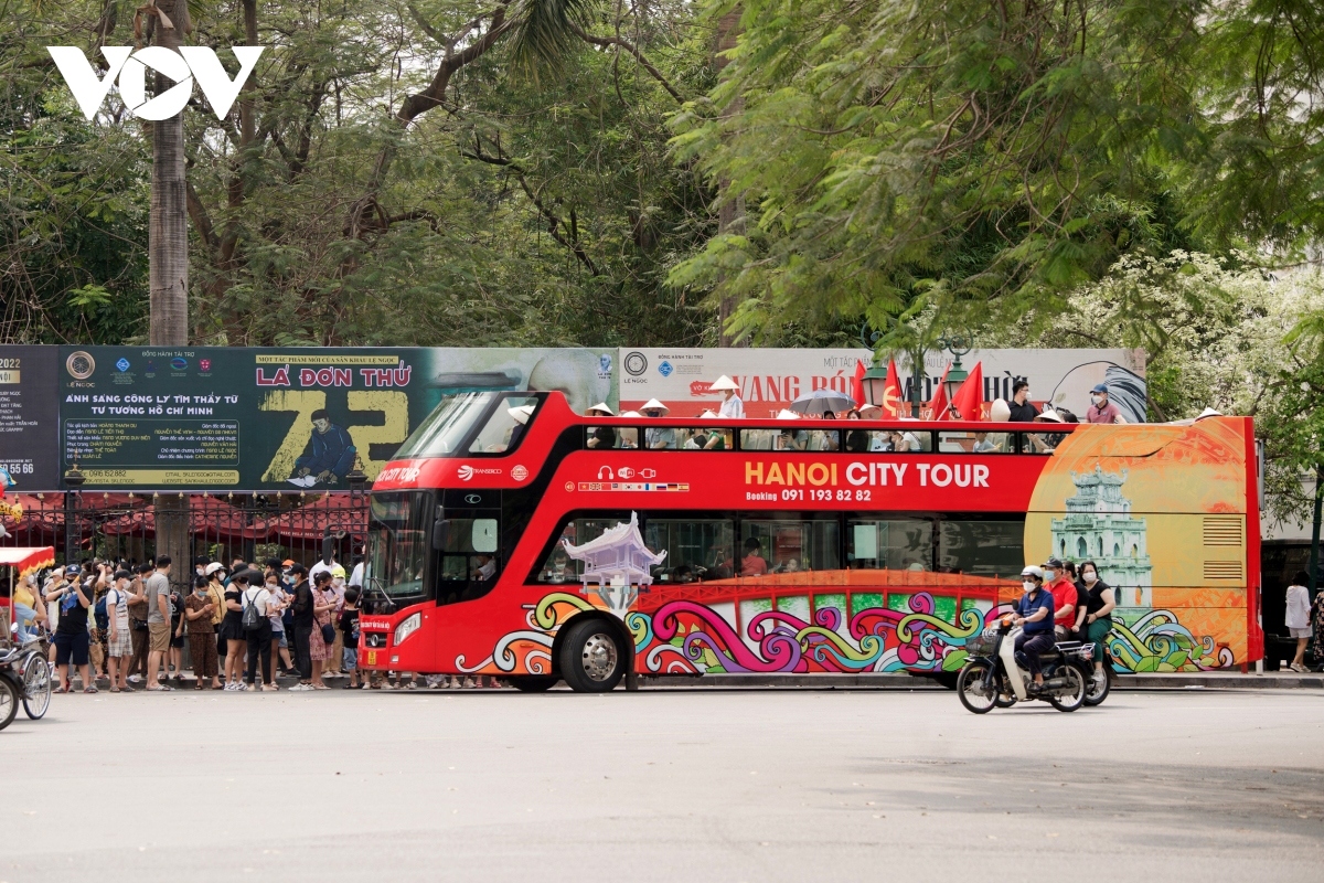 The double decker bus service has attracted visitors wishing to discover major tourism destinations in the city.