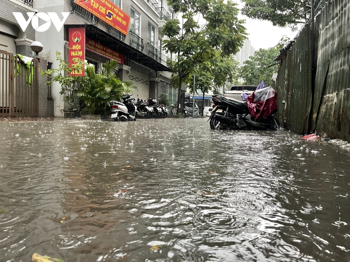 Rain begins to fall at around 2:30 pm and lasts for more than an hour, inundating major arteries of the capital city.