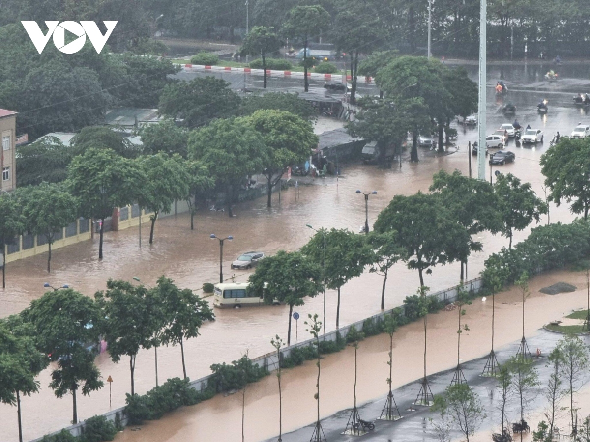 An intersection between Chau Van Lien and Le Quang Dao streets is severely inundated.