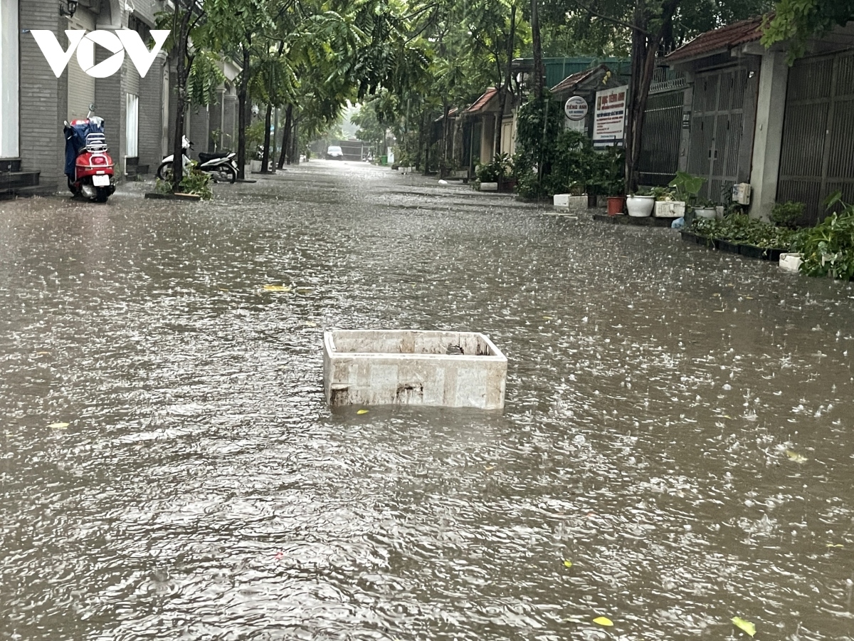 The rainwater drainage system becomes paralyzed due to an excessive rainfall.
