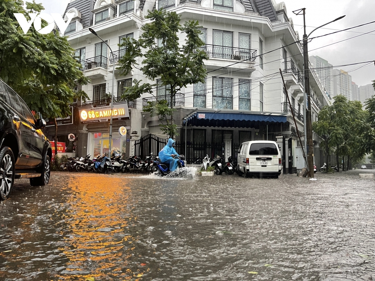 A high rainfall turns Phung Khoang road in Thanh Xuan district into a river.
