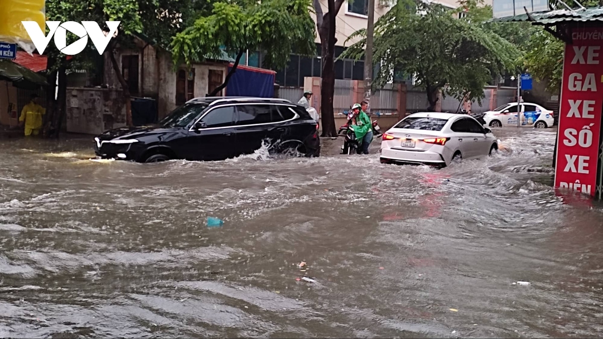 A section of road near My Dinh bus station is severely inundated, hampering traffic flows.