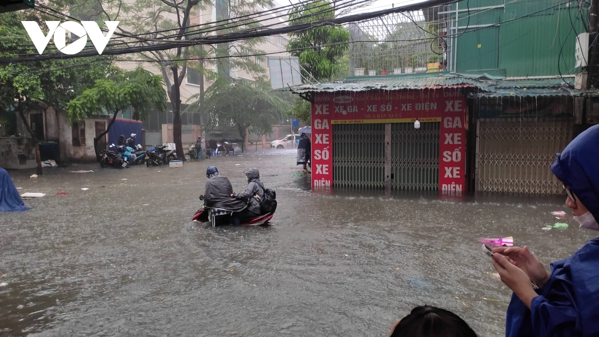 hanoi streets turn into rivers after heavy downpours picture 7