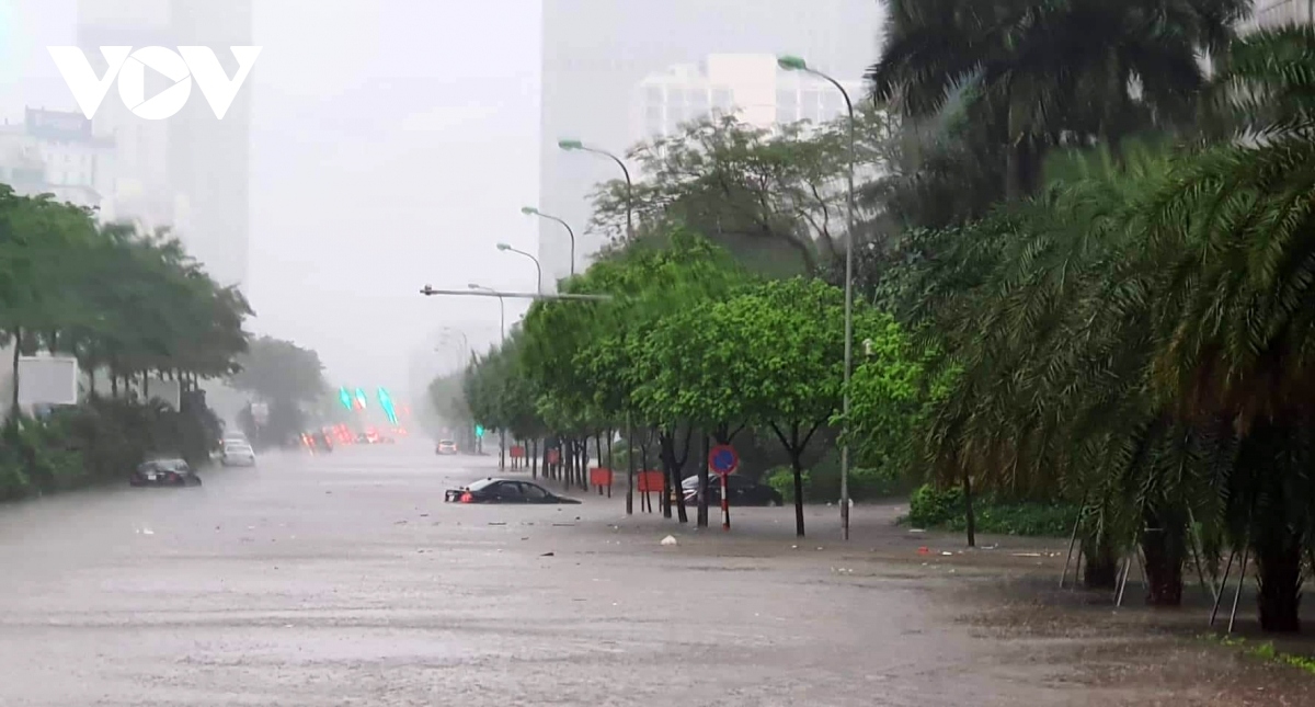 hanoi streets turn into rivers after heavy downpours picture 9